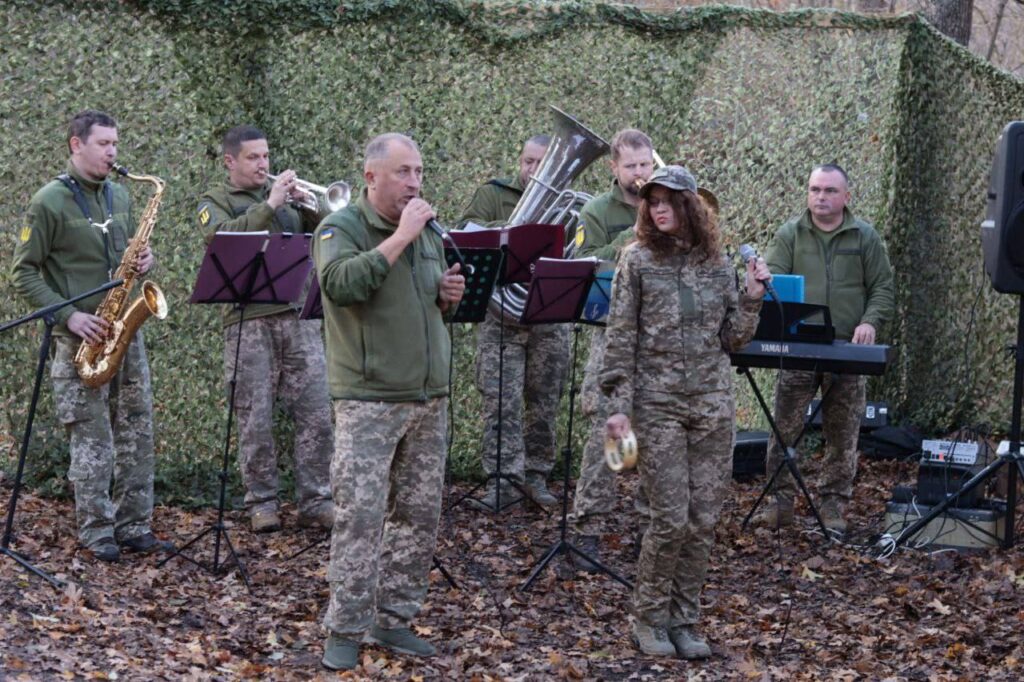 Мистецтво, що надихає: працівники Центру відвідали військових на сході, щоб підтримати бойовий дух захисників України!